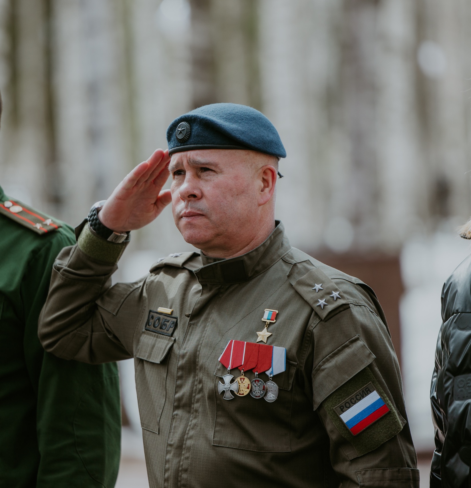 Герой России Александр Головашкин возложил цветы к Вечному огню Ханты-Мансийска