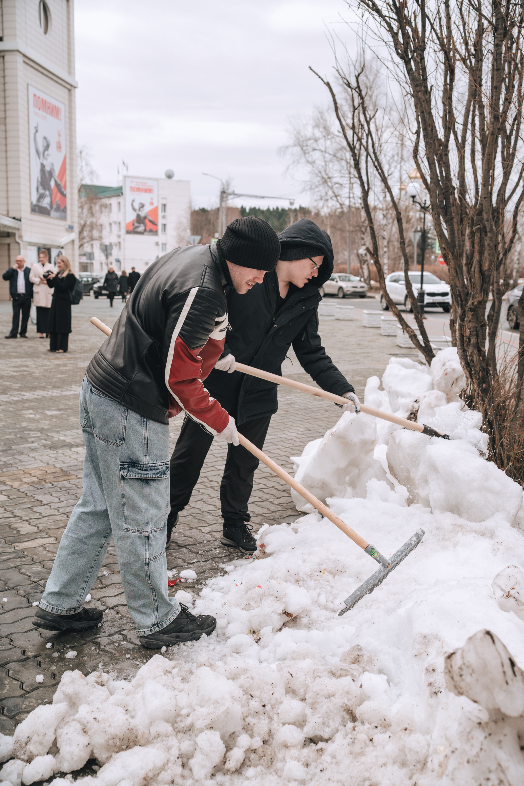 Сотрудники КДЦ «Октябрь» присоединились к Всероссийской неделе субботников