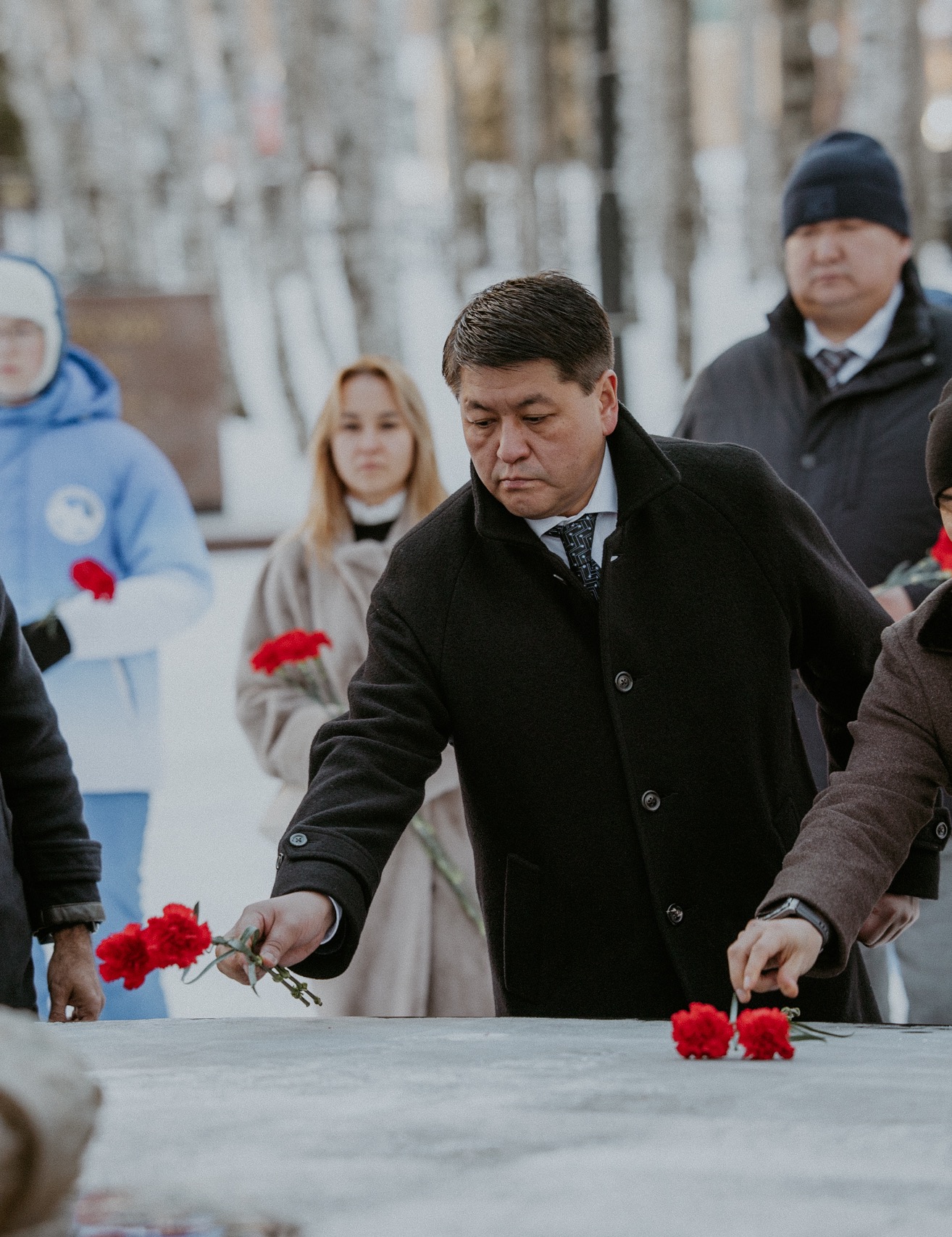 Участники Югорского экономического форума возложили цветы к Вечному огню