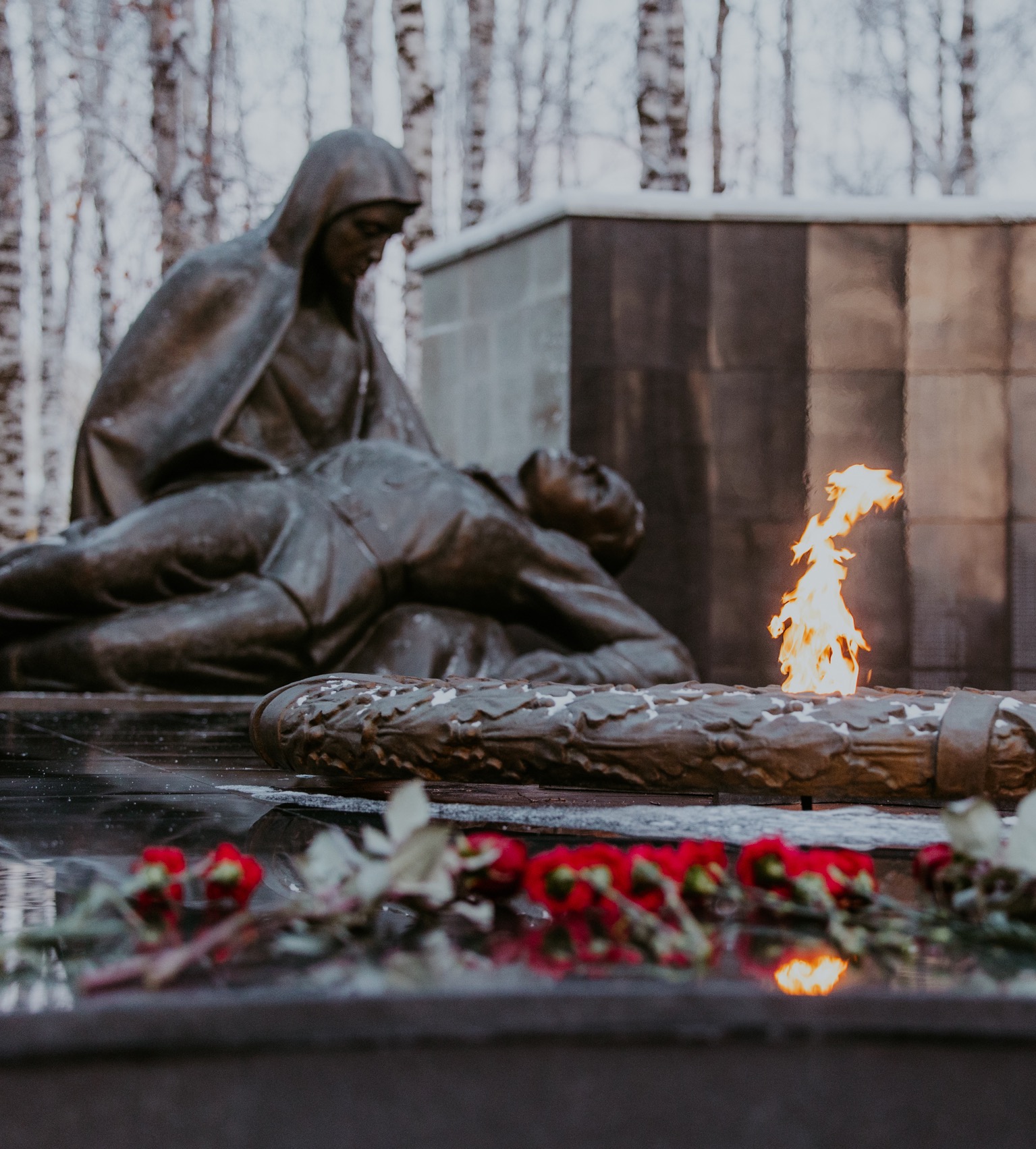 Делегация Азербайджана возложила цветы к Мемориалу Славы столицы Югры