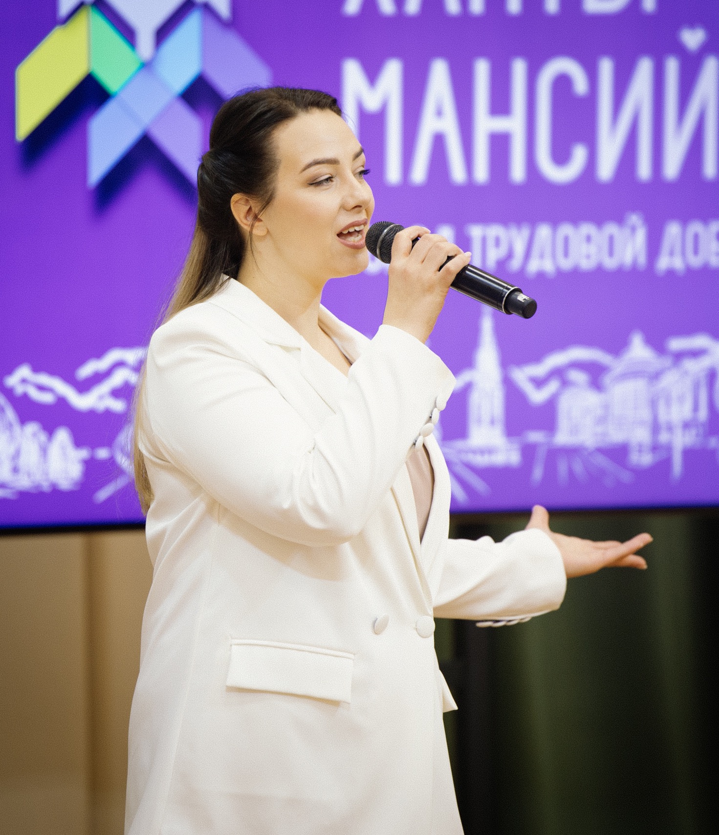 Торжественные награждения жителей Ханты-Мансийска