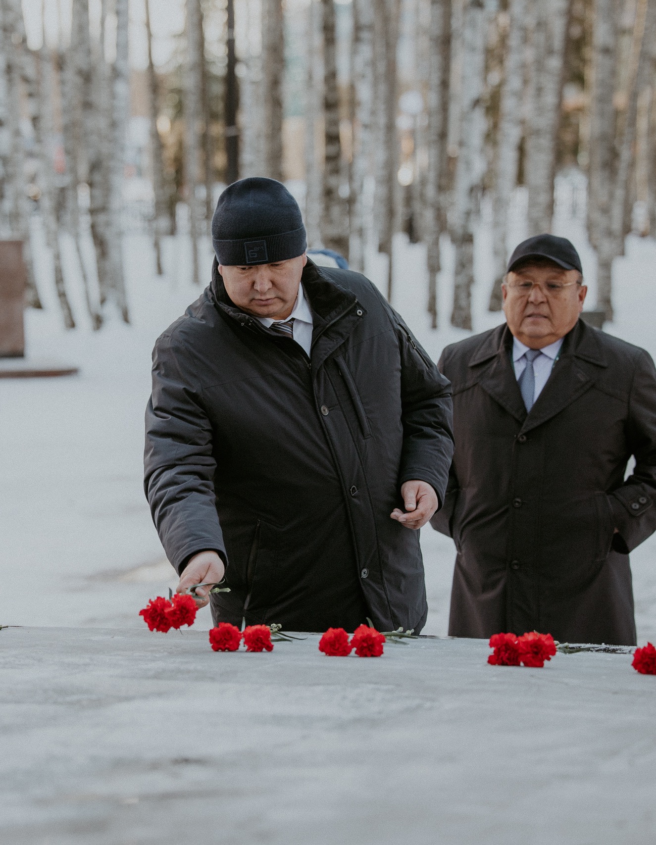 Участники Югорского экономического форума возложили цветы к Вечному огню