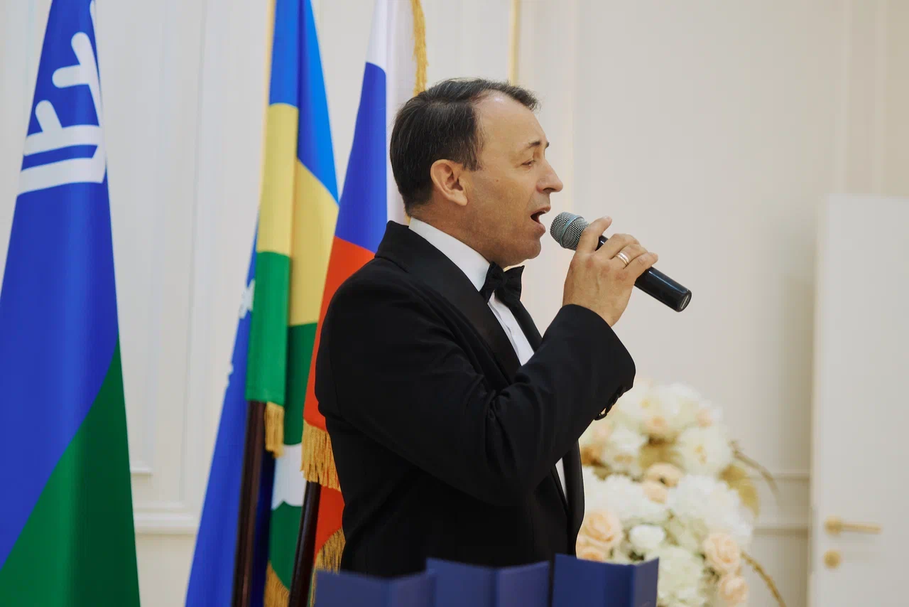 Солист КДЦ «Октябрь» украсил церемонии чествования семей Ханты-Мансийска