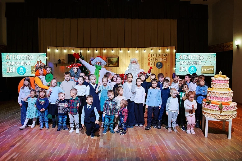 Юные хантымансийцы поздравили Деда Мороза с днем рождения!