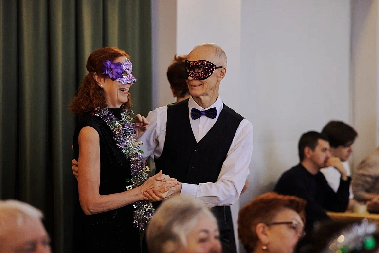 КДЦ «Октябрь» поздравил старшее поколение Ханты-Мансийска с наступающими праздниками