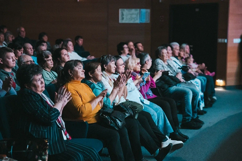  Старшее поколение Ханты-Мансийска поздравили артисты «Октября»