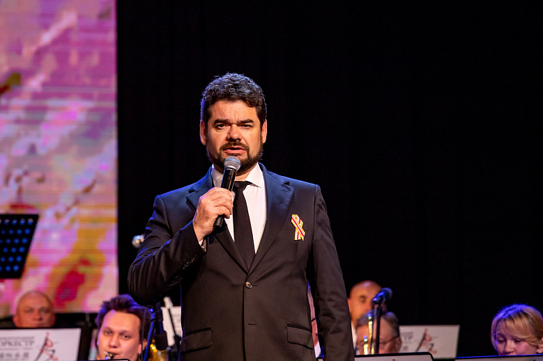 Музыка Победы: заслуженный деятель культуры Югры Юрий Сорокин выступил на Дальнем Востоке