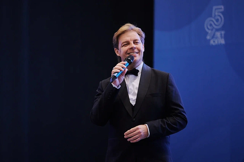 Артисты «Октября» поздравили педагогов с профессиональным праздником