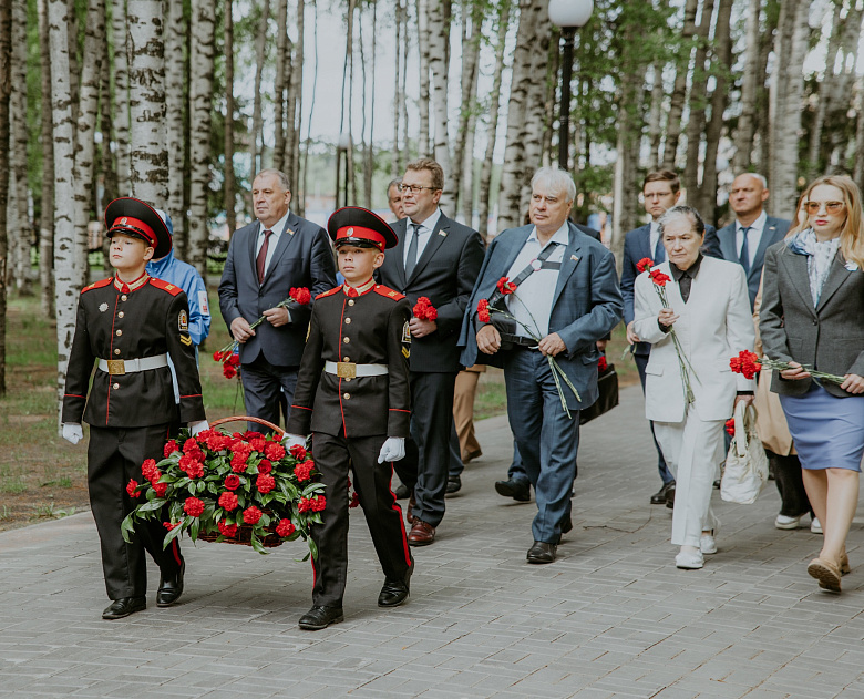 Делегация Беларуси возложила цветы к Вечному огню города трудовой доблести Ханты-Мансийска