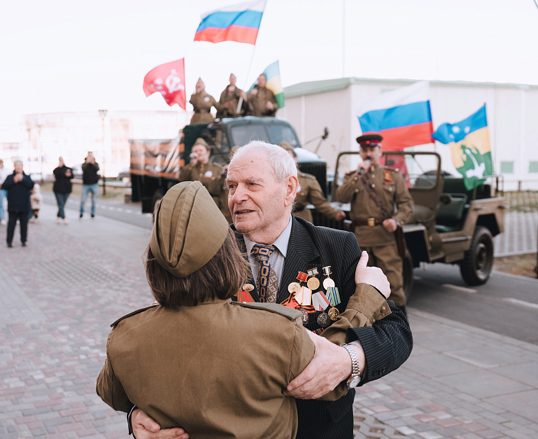 «Фронтовые бригады» поздравили 38 ветеранов Ханты-Мансийска накануне Дня Победы