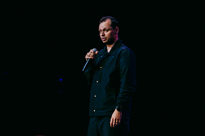 Виктор Комаров вновь выступил со стендапом в «Октябре»