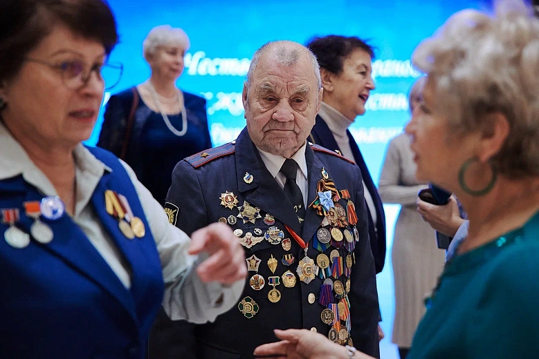 Культурная новогодняя программа для ветеранов Ханты-Мансийска