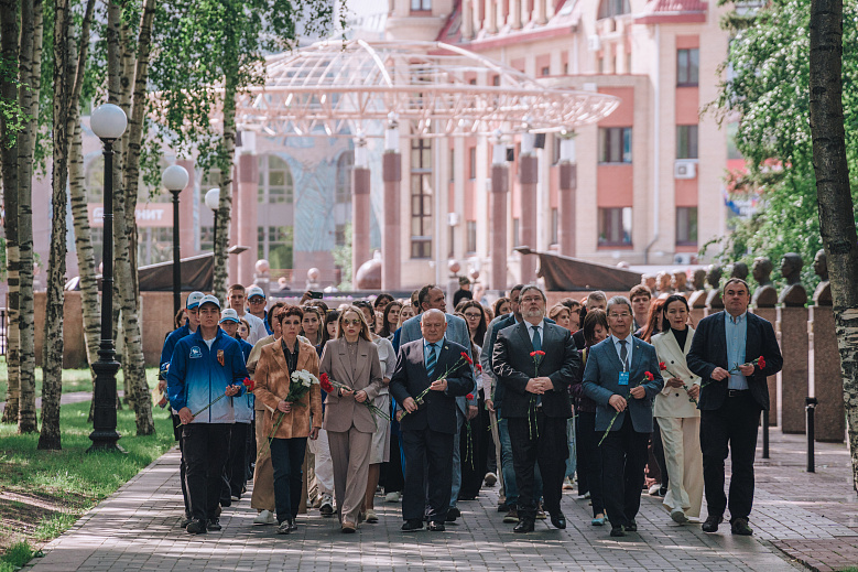 Участники форума-фестиваля «Арктика. Лед тронулся» почтили память защитников Отечества