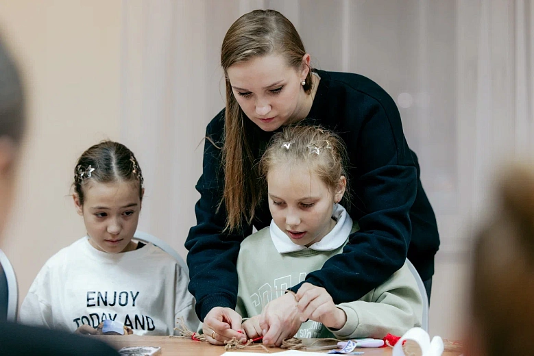 Воспитанники клубных формирований «Октября» создали нагрудные обереги для участников СВО