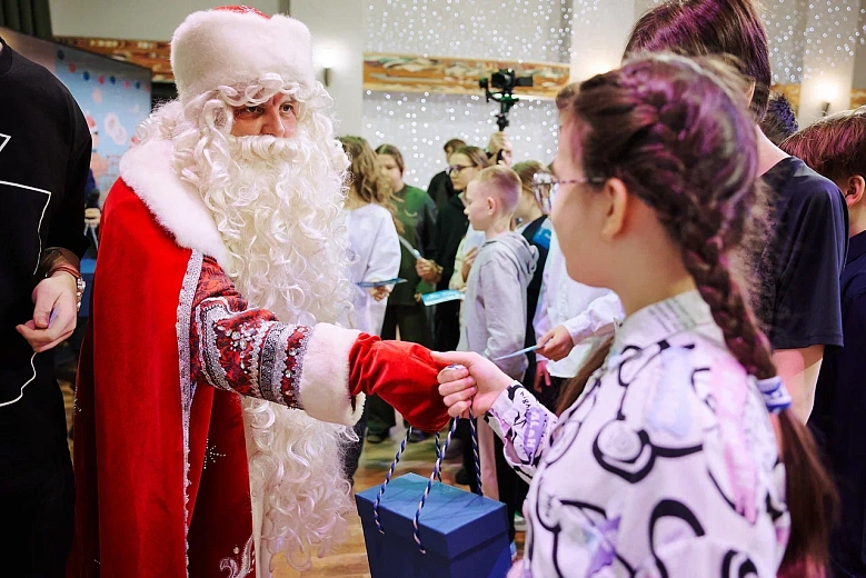 КДЦ «Октябрь» завершил марафон предновогодних представлений для детей